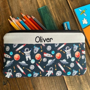 Étui à crayons personnalisé Space Pochette zippée faite main pour astronautes Portefeuille pour enfants avec tous les noms de la planète Cartable personnalisé pour garçons Sac fusée pour enfants