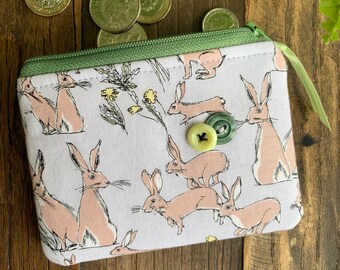 Monedero de tela de conejo hecho a mano Cartera de dinero con cremallera animal Bolsa de tarjeta de liebre acolchada y forrada o pequeña bolsa de maquillaje floral Idea de regalo de vacaciones