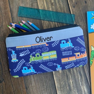 Étui à crayons Train personnalisé Pochette zippée pour le transport de l'école maternelle faite main Porte-stylo personnalisé pour enfants Rentrée des garçons, n'importe quel nom