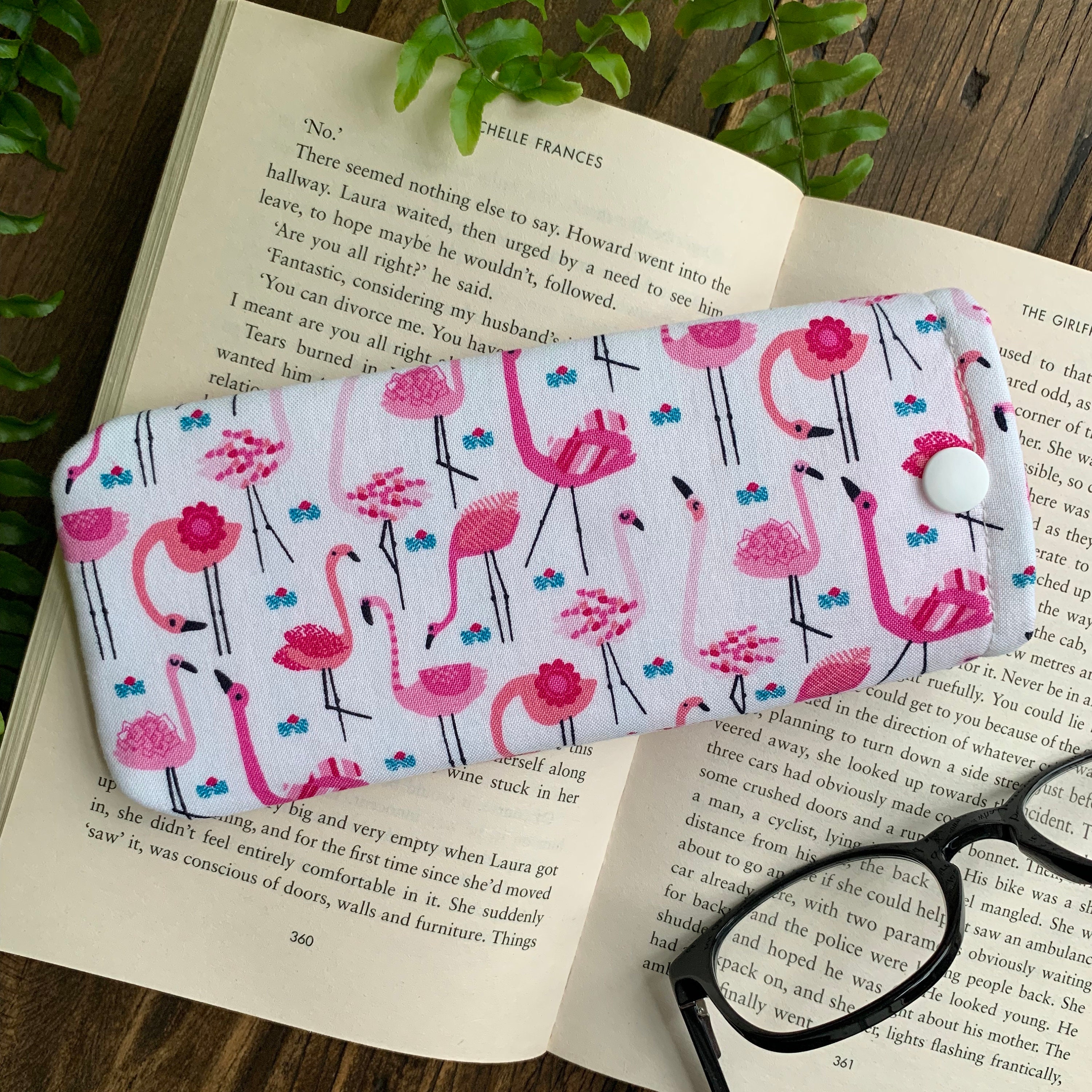 Flamingo Print Glasses Case & Random Color Glasses Cloth