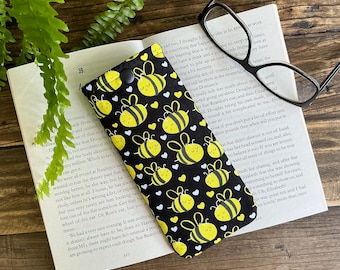 Estuche para gafas de tela amarilla con estampado de abejorros, hecho a mano. Funda para gafas de sol con estampado de insectos. Funda suave para gafas. Regalo de verano para jardineros.
