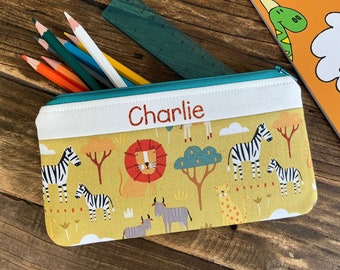 Estuche para lápices personalizado con animales de safari Estuche con cremallera hecho a mano para la vuelta al cole Monedero personalizado para niños Estuche de papelería con cualquier nombre Nuestro neceser de maquillaje