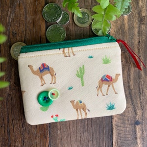 Porte-monnaie fait main en tissu camel Porte-monnaie zippé animal Pochette rembourrée et doublée pour cartes cactus ou petite trousse de maquillage Idée cadeau des fêtes