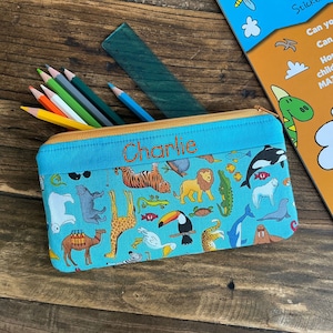 Estuche para lápices personalizado con animales del zoológico Estuche con cremallera hecho a mano para la vuelta al cole Monedero personalizado para niños Estuche de papelería con cualquier nombre Nuestro neceser de maquillaje