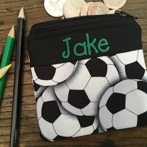 Porte-monnaie de football personnalisé Porte-monnaie sport pour enfants Pochette zippée personnalisée Enfants n'importe quel nom Sac de rentrée fait main Cadeau garçons filles