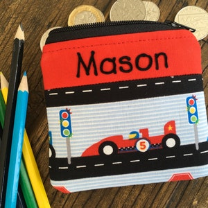 Porte-monnaie personnalisé voiture de course pour enfants Pochette zippée faite main N'importe quel nom Porte-monnaie véhicule à moteur pour enfants Cadeau de rentrée personnalisé