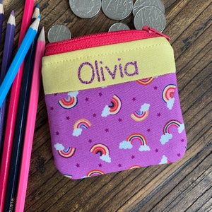 Porte-monnaie arc-en-ciel personnalisé fait main pour enfants Pochette zippée en tissu avec étoiles personnalisées Portefeuille enfant tous noms Idée cadeau pour la rentrée des filles