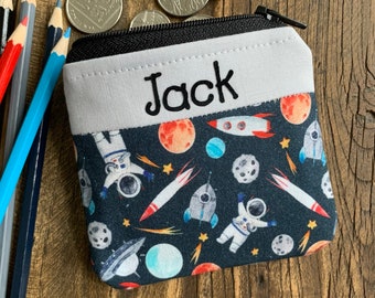 Monedero de astronauta infantil personalizado, bolsa de tela con cremallera hecha a mano con diseño de cohete espacial, cualquier nombre, monedero infantil para la vuelta al cole con el planeta.