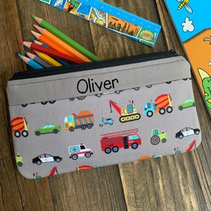 Estuche para lápices de construcción personalizado Estuche escolar con cremallera para coche de policía hecho a mano Estuche para bolígrafos Digger personalizado para niños Regalo para niños con diseño de camión de bomberos