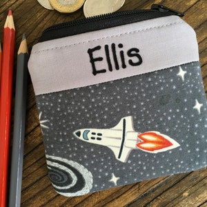 Porte-monnaie personnalisé phosphorescent pour enfants, fusée spatiale, pochette zippée en tissu fait main, portefeuille d'école, n'importe quel nom, pochette zippée faite main garçon fille