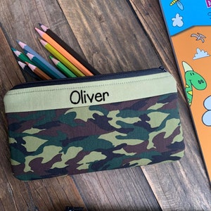 Étui à crayons camouflage personnalisé Pochette zippée camouflage faite main pour garçons, tous les noms de l'armée, cartable vert-marron personnalisé pour enfants