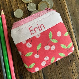 Porte-monnaie personnalisé lettres scintillantes en tissu cerise, pochette zippée personnalisée, cadeau pour enfants, fait main pour filles, prénom rose, portefeuille de rentrée