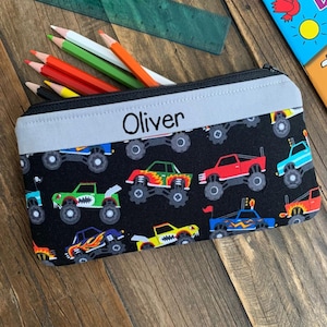 Étui à crayons personnalisé Monster Truck Pochette zippée en tissu fait main pour véhicule de course Portefeuille pour enfants tous les noms