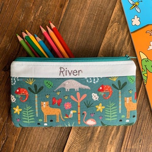 Trousse personnalisée avec des animaux de la jungle Pochette zippée faite main pour la rentrée des classes Portefeuille personnalisé pour enfants Pochette de papeterie avec tous les noms Notre trousse de maquillage