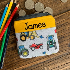 Monedero de tractor infantil personalizado, hecho a mano, con cualquier nombre, con cremallera, para vehículo agrícola. Monedero infantil personalizado, bolso de vuelta al cole hecho a mano.