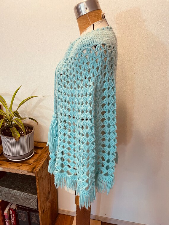 Vintage 1970s Women's blue crochet Cape. made by … - image 6