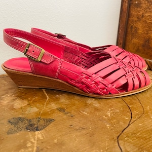 1970’s size 9 Woven pink Leather Sandal/Heels. Wedges. 1970’s rubber wedge. Cute sexy huarache sandal heel. Footniks. Boho wedge sandal.
