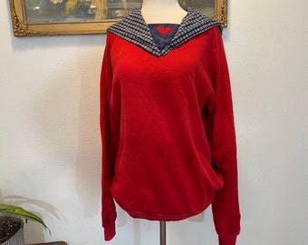 Pull grand-mère kitsch des années 90. Pull douillet à empiècement. Rouge. Bleu. Sueurs. impression de nouveauté pour la maison. Adorable pull de jardin kitsch. taille L