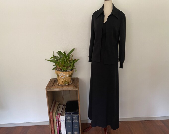 Black 1970s Maxi Dress Set With Jacket. Arrow Point Collars. Size