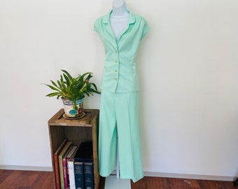 Size M/L light green 1970s Polyester Leisure Pant Suit.  Groovy thick double knit Two Piece suit. Mod Retro outfit. Disco. Classic 70s style