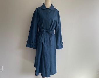 Vintage Classic Blue Rain Geparden Regenmantel. Größe L Dunkelblau. Mittellanger Trenchcoat. Verrückte Männer. klassischer Regenmantel. Graben. geschnürt.