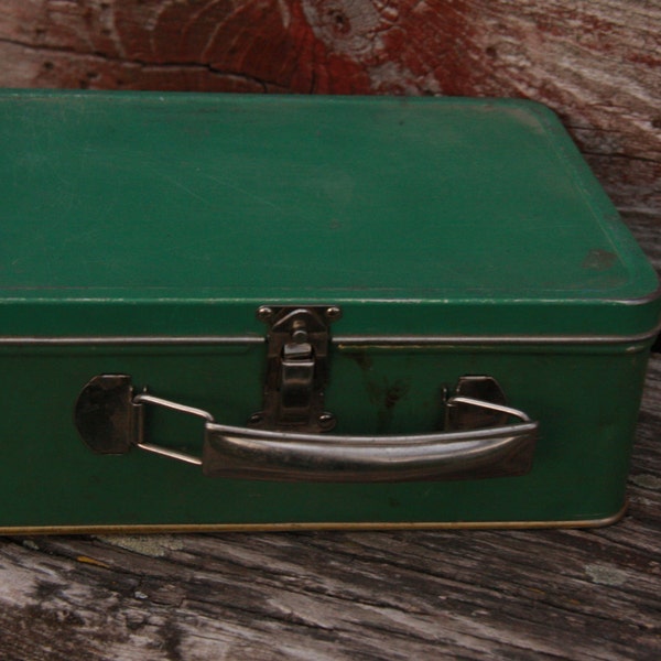 Vintage Green Metal Lunch Box. Rustic. Aged Patina. Simple Boys Lunch Box. Plain.Cabin Decor.Vintage 1940's or 1950's Decor.Retro Organizer