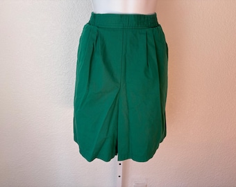 size 12 1980s high waist cotton stretchy waist green shorts with pockets.