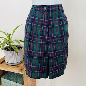 1980s Wool blend Shorts. plaid or tartan. Green, blue red. Size M. Soft high waisted long shorts. Cute preppy shorts. Vintage mom shorts
