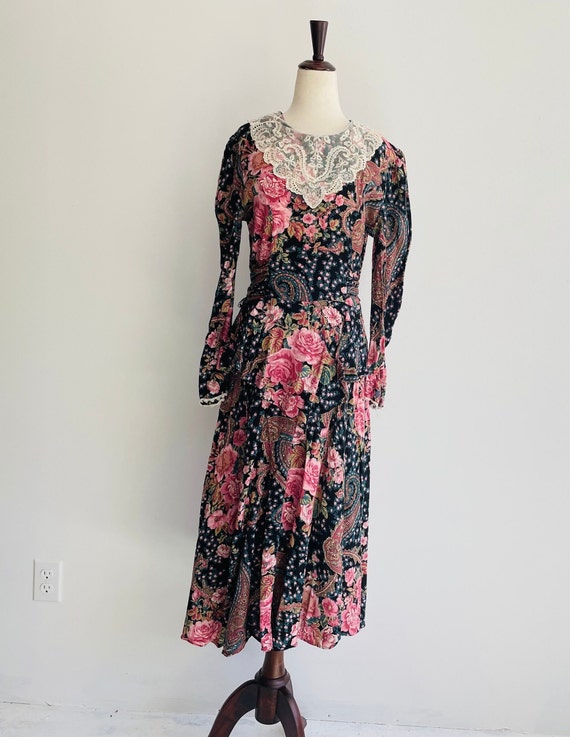 Floral 90s dropped waist church dress. Back ties. 