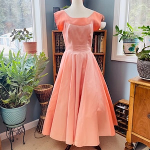 size M Dual toned peach satin silk party dress. Classic. Preppy. Old Money. Timeless. Starlet. Metal zip. Full skirt. 1940s/1950s. Big bow.