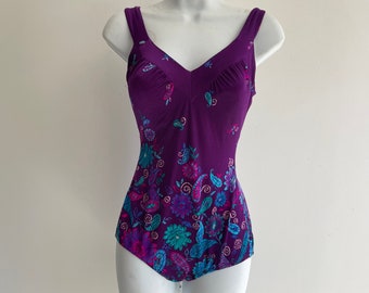 Classico costume da bagno a gamba alta con spalline degli anni ’80 di Maurer. Taglia 12. Nylon/elastan. Reggiseno integrato. Floreale viola. Costume da bagno sottile, succinti e sexy.