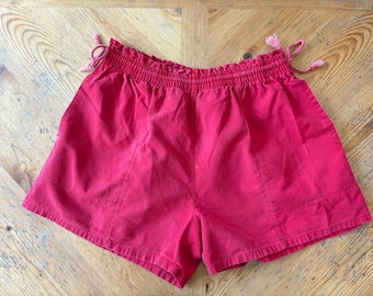Short rouge vif des années 80 en coton, taille M, avec cordons de serrage latéraux et poches. Sportego
