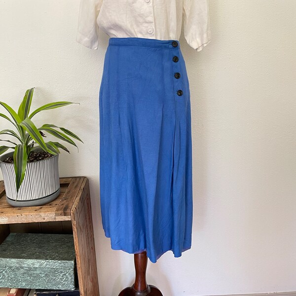 Blue linen skirt. size M. Made in the USA. Lined. Cute classic lined linen skirt with kick pleating. summer or springtime skirt. old money