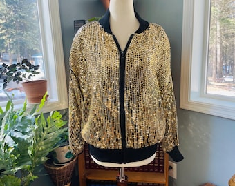 Jaqueta vintage de lantejoulas douradas dos anos 80. Preto e dourado. Gola canelada. Zíper. Roupas coloridas de rainha da discoteca. Brilhante. Jaqueta statement. rainha b