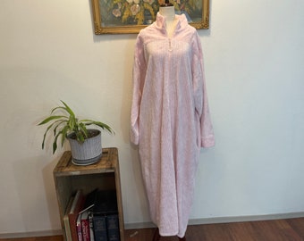 Stan Herman Cozy 1980s pink chenille robe. Cotton. long. Size XL. Sweet coverup or chenille dress. Luxurious. Pockets. Zip down. Towels