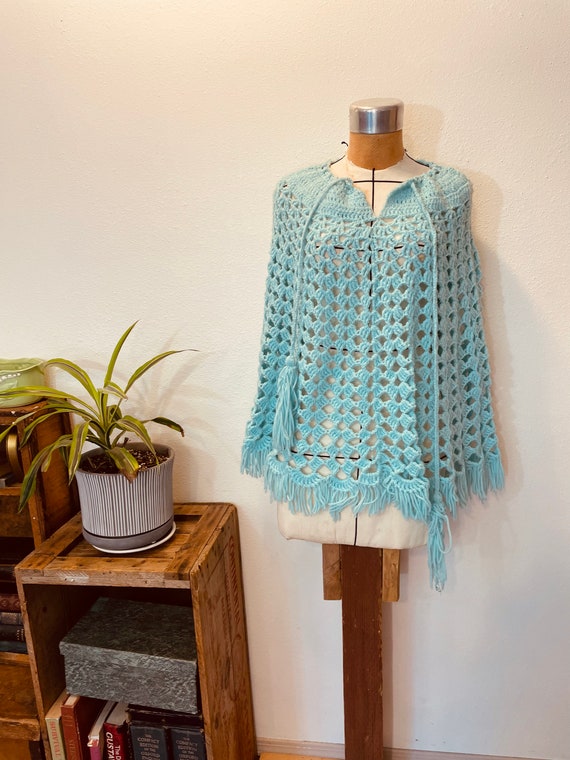 Vintage 1970s Women's blue crochet Cape. made by … - image 3