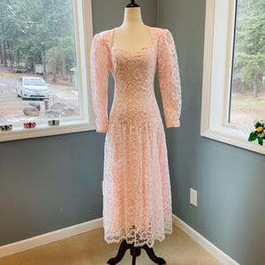 Vintage size 7 Gunne Sax Jessica McClintock dress. Open back. Long Sleeves. Pink. Princess. preppy lace old money style. Victorian Inspired