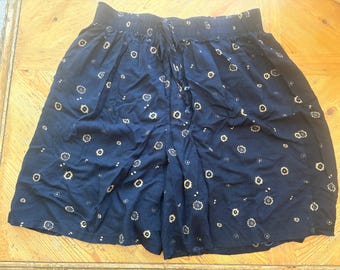 Pantaloncini in rayon giallo e blu navy, taglia 2XL, stile anni '90, con stampa a raggiera e motivi celestiali.