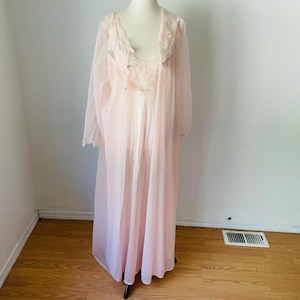 1980s lacy shell pink long sexy lacy Peignoir set. Size S. Flowy Feminine fairycore cottagecore Lingerie set. Robe and Nightgown. Janice lee
