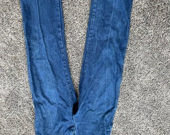 1980s Size 30/33 wranglers. All Cotton Western Denim. Straight leg cowboy jeans. Classic western lookbook denim.cowgirl. Rodeo