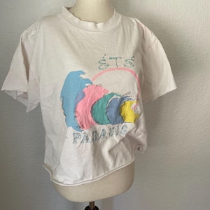 1991 Cotton top tee. 1980s Profile Prints. Abstract pastel colored graphics. été or &quot;Summer&quot; Cute raw hem sleeves. Cropped top. Soft cotton