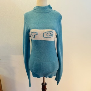 Suéter con letras de secundaria. Bouclé de algodón. Azul y blanco. TC. Suéter de escuela secundaria con monograma. TALLA M. Cosa blusa camisa clásica con letras