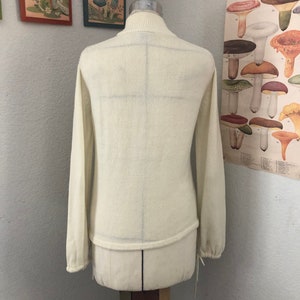 Fabulous sz M/L 1970s Pullover. Cream. Ms Doris Brand. Acrylic. MI Hong Kong. Vintage Sweater image 4