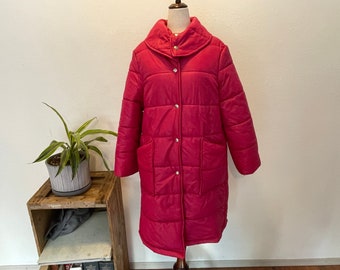 1980er Jahre pinker Schlafsack Mantel.Flauschiger Steppmantel. 1980er Jahre Langer Wattemantel. Winter Essentials. stylische Winterkleidung.montgomery ward