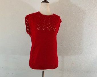 Chemise gilet rouge tricotée à la main des années 1980. Taille L. Chandail de Noël ou des fêtes sans manches à superposer ou à porter seul. Adorable.