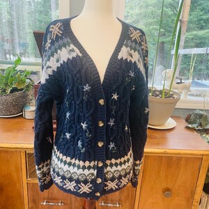 1990 年代のヴィンテージ ケーブル編みセーター。Northern Isles によるポートレート。厚手のコットン/ラミー。ブルー。幾何学模様。カーディガン。フェミニン。手編み。プレッピー