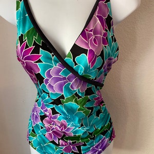 sz 14 swimsuit with union tags. Lands End. Green floral 1980s does 1950s swimwear. Tummy Trimming. Classic swimwear. Cutie. Cross bust.