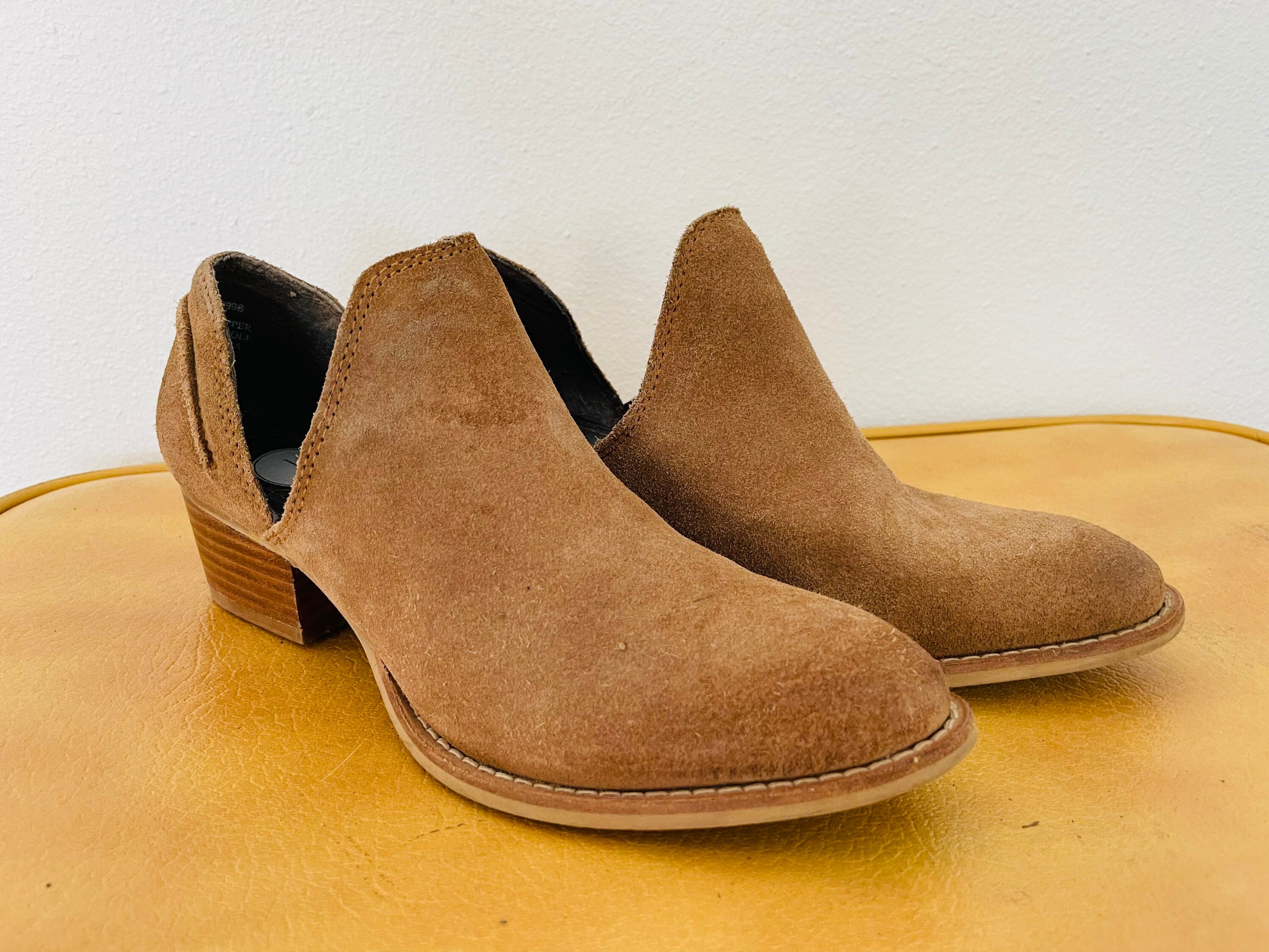 【COLOR iN ID】suede short western ankle boots Size 6 Suede Western Style Leather Ankle Boots. Preppy