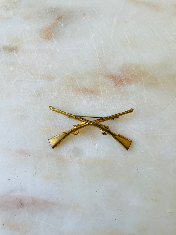 Rifle pin. Gold filled pasquale pin. Military Lape