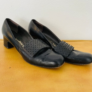 1960's Black leather Pumps by Herbert Levine for Joseph Magnin. studded top. size 7.5. Classic designer leather shoes. closed toe. vintage